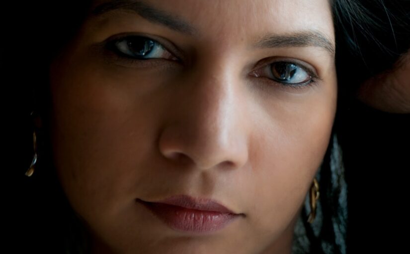 Dastak deti yaad teri jab darwaaze pe aati hai